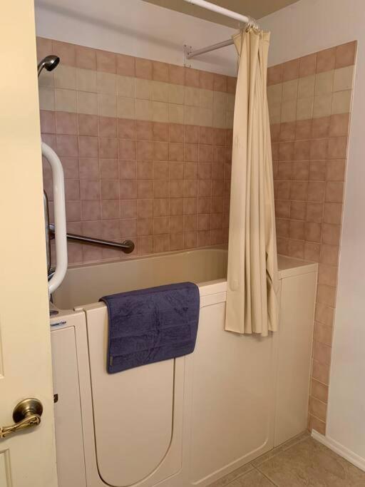 Desert Getaway - Centrally Located, Trail Access Steps Away! Lake Havasu City Extérieur photo