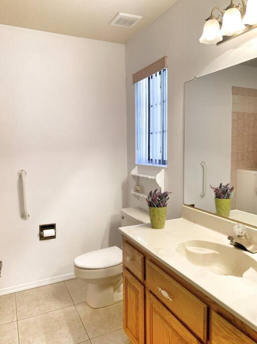Desert Getaway - Centrally Located, Trail Access Steps Away! Lake Havasu City Extérieur photo